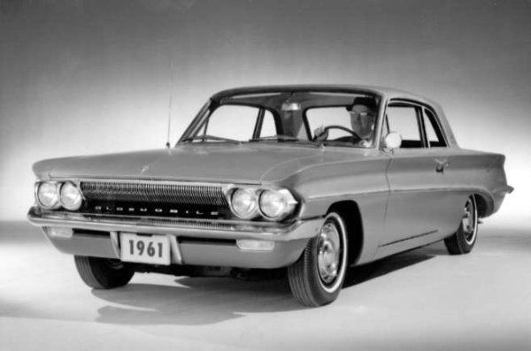 Cutlass връща спомени на своите купувачи със страхотния външен вид на по-старите поколения. По-късните модели са с по-традиционен изглед, но се държат също добре на пътя.
Оригиналът от 1961 cгодина е забележителен, с изцяло алуминиев 3.5-литров V8 двигател. Уви, емблемата Oldsmobile официално се спомина през 2004 година.
